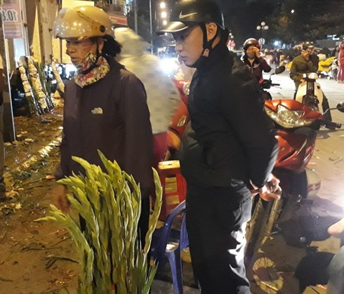 Toi 29 Tet thuong lai ban hoa re nhu cho, chiu lo de kip ve que-Hinh-6