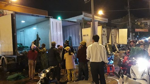 Toi 29 Tet thuong lai ban hoa re nhu cho, chiu lo de kip ve que