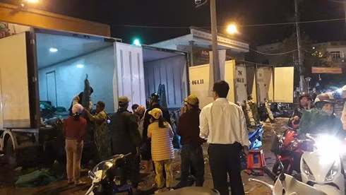 Toi 29 Tet thuong lai ban hoa re nhu cho, chiu lo de kip ve que