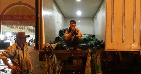 Toi 29 Tet thuong lai ban hoa re nhu cho, chiu lo de kip ve que-Hinh-4