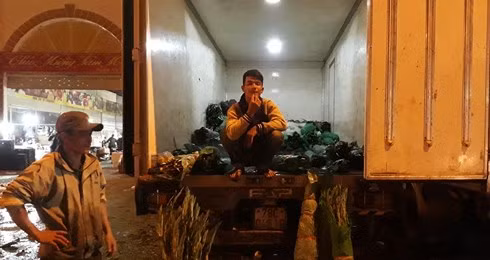 Toi 29 Tet thuong lai ban hoa re nhu cho, chiu lo de kip ve que-Hinh-4