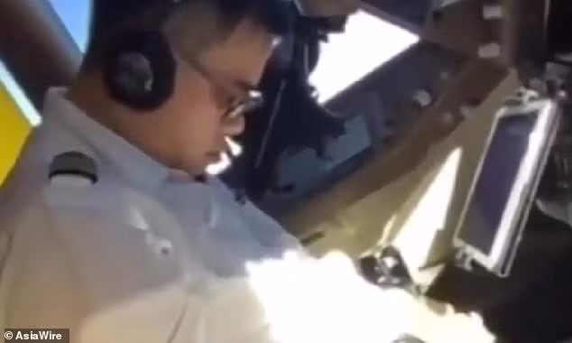 Phi cong Trung Quoc ngu gat khi dieu khien may bay cho 400 khach