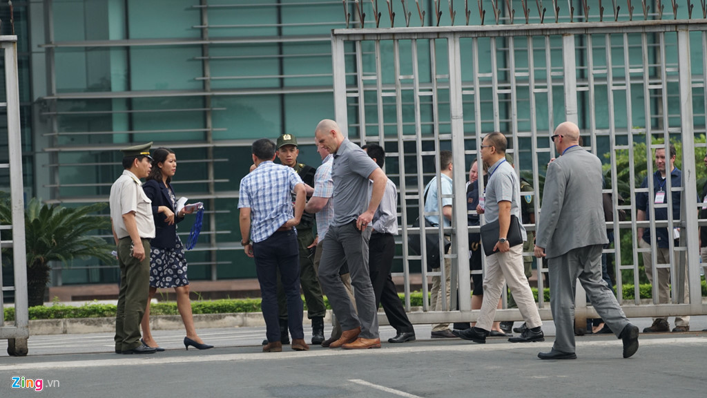 Có khoảng 4 nhân viên an ninh Việt Nam tại hiện trường. Phía ngoài, nhiều phóng viên Hàn Quốc đến ghi hình và chụp ảnh.