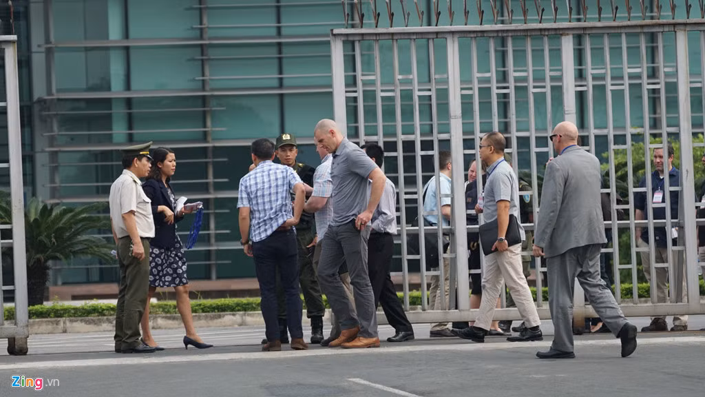 Có khoảng 4 nhân viên an ninh Việt Nam tại hiện trường. Phía ngoài, nhiều phóng viên Hàn Quốc đến ghi hình và chụp ảnh.