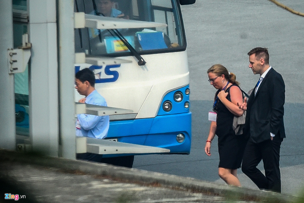 Ngày 15/2, máy bay vận tải quân sự C-17 Globemaster III đầu tiên của Mỹ đã hạ cánh xuống sân bay Nội Bài. Phi cơ được mệnh danh là "ngựa thồ" được dùng để chuyên chở trang thiết bị phục vụ chuyến công du, bao gồm đoàn xe của tổng thống Mỹ. Cuối tuần này, sân bay đón thêm một số chuyến C-17 khác.