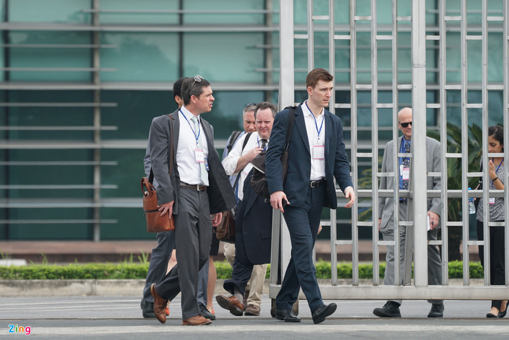 Khoảng 10h50, đoàn rời khỏi tòa nhà VIP sân bay Nội Bài và đứng lại trước cổng để bàn bạc.