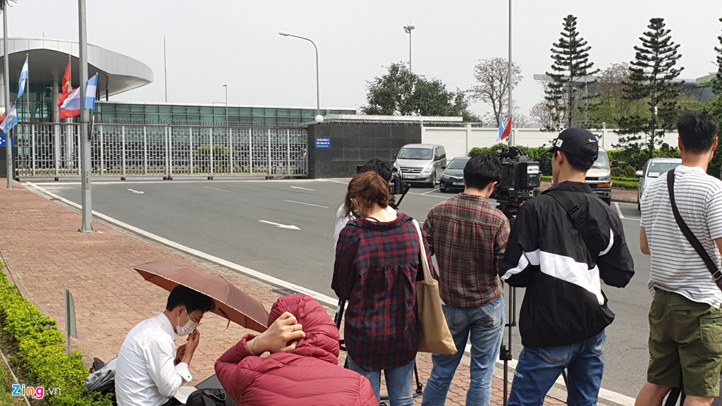 Phóng viên trong nước và quốc tế vẫn tiếp tục "săn tin", đeo bám các địa điểm có sự xuất hiện của quan chức hai bên.