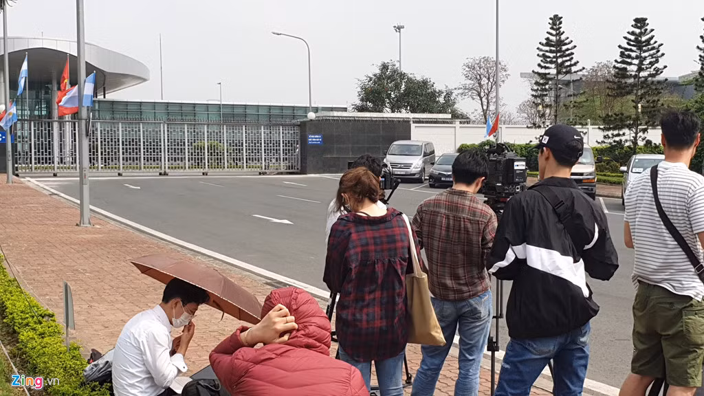 Phóng viên trong nước và quốc tế vẫn tiếp tục "săn tin", đeo bám các địa điểm có sự xuất hiện của quan chức hai bên.