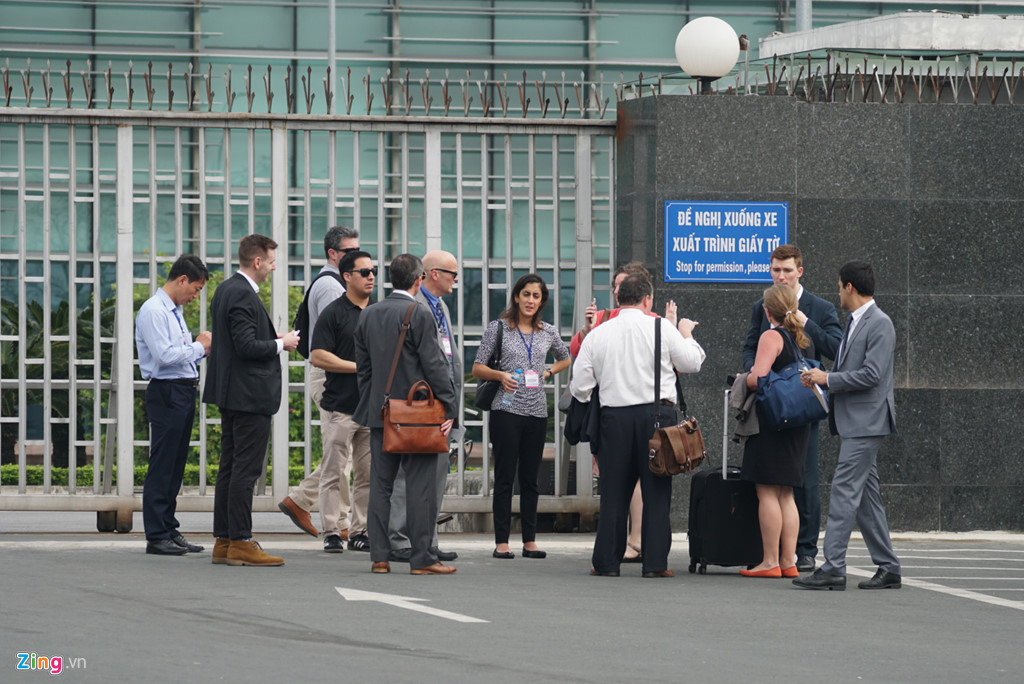 Đi cùng các đặc vụ là một số quan chức khác cũng như nhân viên đại sứ quán, lãnh sự quán Mỹ tại Việt Nam.