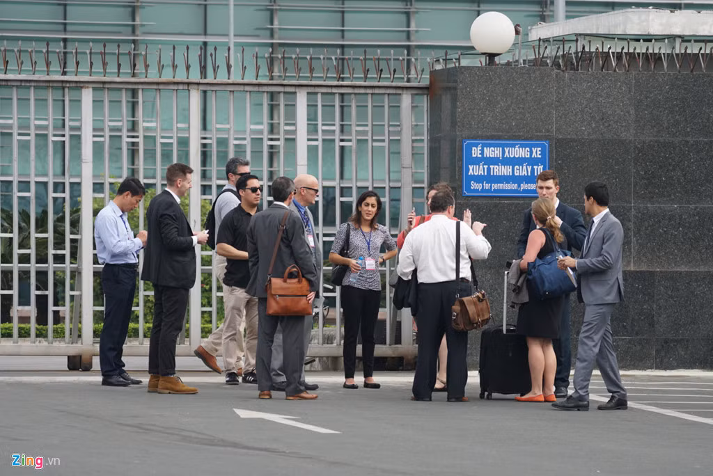 Đi cùng các đặc vụ là một số quan chức khác cũng như nhân viên đại sứ quán, lãnh sự quán Mỹ tại Việt Nam.