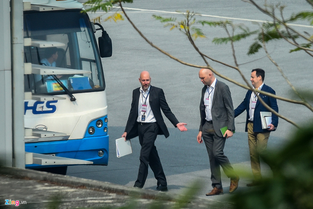 Đoàn mật vụ Mỹ tiến ra đường băng, xem xét rất kỹ khu vực cột cờ và khu lân cận.