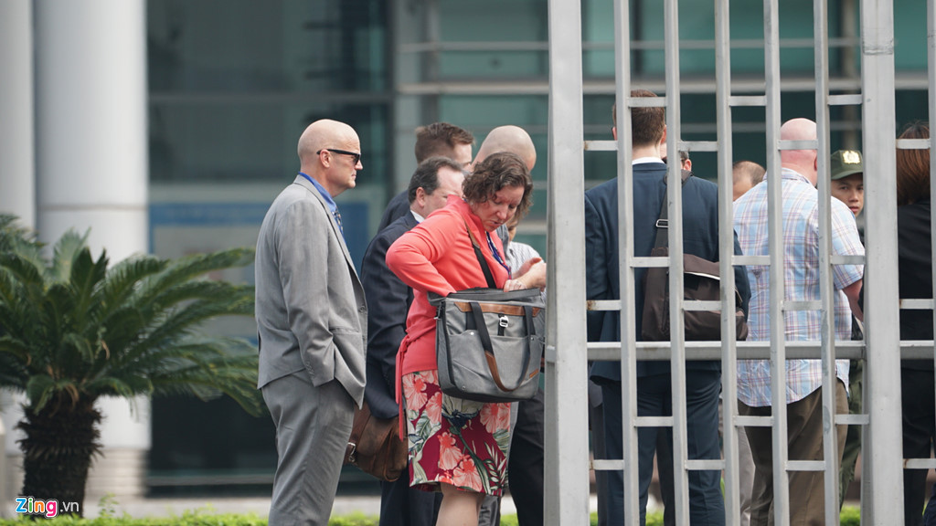 Xung quanh sân bay mọi hoạt động diễn ra bình thường, chưa có dấu hiệu thắt chặt an ninh. Tuy nhiên, trong thời gian đón tiếp các chuyến bay phục vụ đoàn lãnh đạo Mỹ và Triều Tiên, sân bay Nội Bài sẽ được tăng cường an ninh cấp độ 1 (cấp cao nhất). Song song, các hoạt động bay thương mại vẫn diễn ra bình thường.