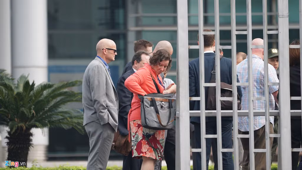 Xung quanh sân bay mọi hoạt động diễn ra bình thường, chưa có dấu hiệu thắt chặt an ninh. Tuy nhiên, trong thời gian đón tiếp các chuyến bay phục vụ đoàn lãnh đạo Mỹ và Triều Tiên, sân bay Nội Bài sẽ được tăng cường an ninh cấp độ 1 (cấp cao nhất). Song song, các hoạt động bay thương mại vẫn diễn ra bình thường.