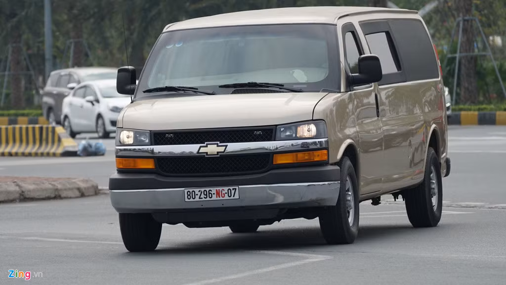 Đoàn đi trên 5 xe, bao gồm một xe 16 chỗ và các xe Chevrolet.