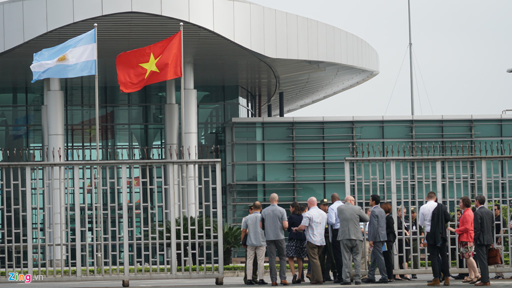 Họ nhanh chóng làm thủ tục và tiến hành khảo sát với an ninh nghiêm ngặt. Tổng thống Trump dự kiến đặt chân xuống Nội Bài trong vòng một tuần tới để tham dự hội nghị thượng đỉnh với nhà lãnh đạo Triều Tiên Kim Jong-un. Đây là cuộc gặp thứ hai của hai nhà lãnh đạo sau Hội nghị Thượng đỉnh Mỹ - Triều đầu tiên tại Singapore tháng 6/2018.