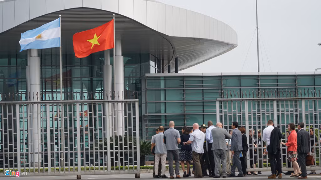 Họ nhanh chóng làm thủ tục và tiến hành khảo sát với an ninh nghiêm ngặt. Tổng thống Trump dự kiến đặt chân xuống Nội Bài trong vòng một tuần tới để tham dự hội nghị thượng đỉnh với nhà lãnh đạo Triều Tiên Kim Jong-un. Đây là cuộc gặp thứ hai của hai nhà lãnh đạo sau Hội nghị Thượng đỉnh Mỹ - Triều đầu tiên tại Singapore tháng 6/2018.