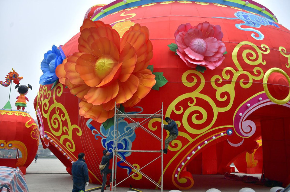 Các nhân viên đang hoàn tất đèn lồng đỏ khổng lồ cao 15 m để đón Tết ở tỉnh Hồ Bắc. Ảnh: Tân Hoa Xã.