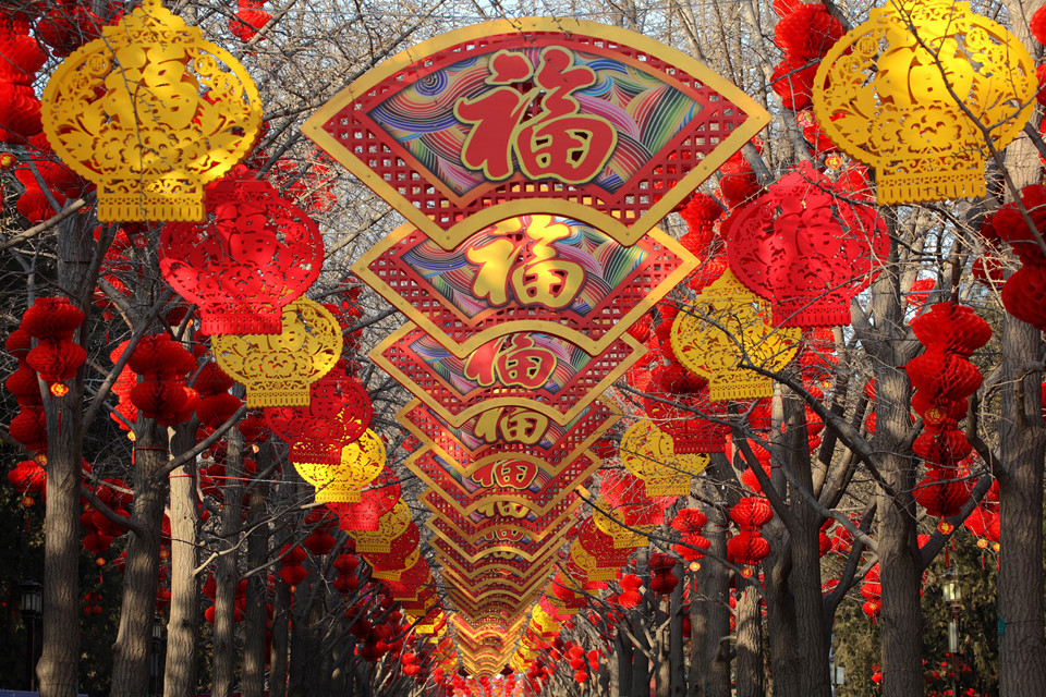 Công viên Địa Đàn tại thủ đô Bắc Kinh khoác lên mình sắc đỏ và vàng của rất nhiều chữ "phúc" và đèn lồng, sẵn sàng chào đón năm Kỷ Hợi. Ảnh: Getty Images.