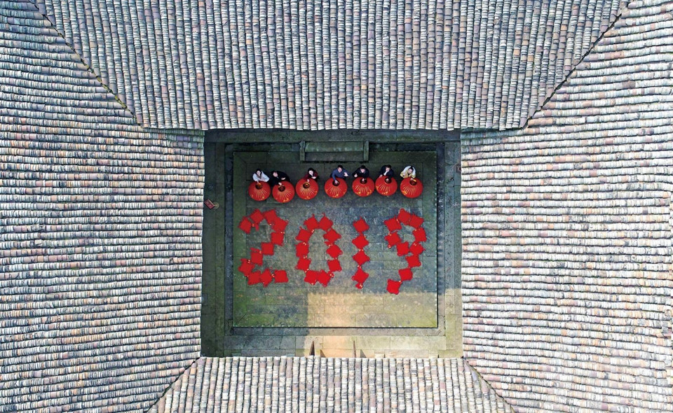 Hình chụp từ trên cao người dân một làng ở Phúc Châu, tỉnh Giang Tây, cầm đèn lồng và "nút thắt may mắn" màu đỏ để tạo thành con số 2019. Ảnh: Getty Images.