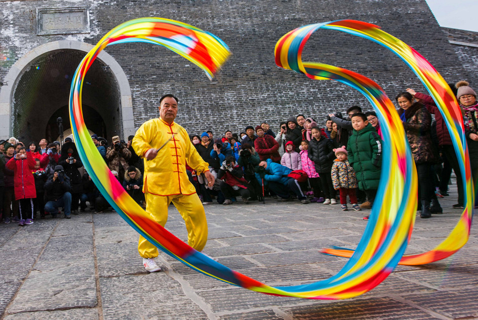 Hàng trăm triệu người Trung Quốc đã về quê đoàn tụ với gia đình hoặc đi du lịch trong kỳ nghỉ "xuân tiết". Trong ảnh, một nghệ sĩ khác biểu diễn trong chương trình nói trên ở tỉnh Sơn Đông. Ảnh: Getty Images.