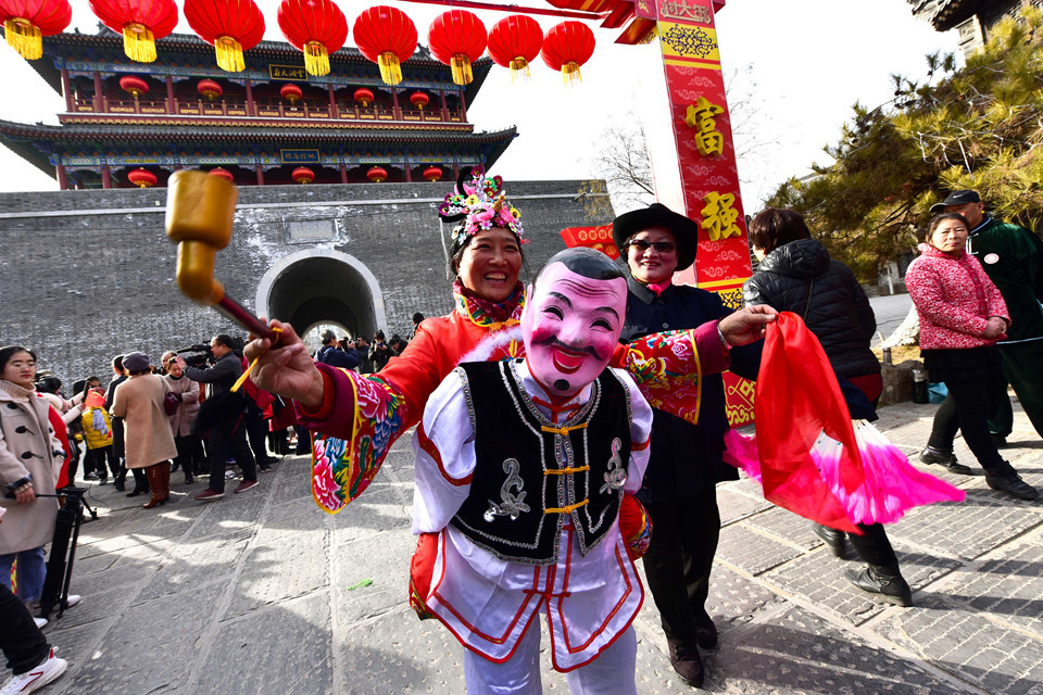 Một nghệ sĩ biểu diễn trong một chương trình chào đón Tết Nguyên đán ở tỉnh Sơn Đông, Trung Quốc, ngày 28/1. Năm mới theo âm lịch của một số nước châu Á sẽ bắt đầu vào ngày 5/2. Ảnh: Reuters.