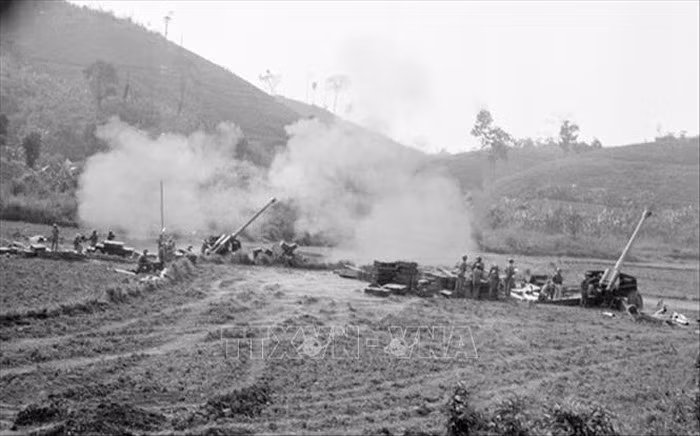 Thực hiện Lệnh tổng động viên của Chủ tịch nước, quân và dân Việt Nam đã cầm súng, chiến đấu để bảo vệ từng tấc đất thiêng liêng của Tổ quốc. Hình ảnh: Chiến sĩ Đoàn 368 pháo binh tỉnh Hoàng Liên Sơn dội bão lửa trừng trị quân địch, ngày 10/3/1979 sau gần một tháng Chiến tranh Biên giới phía Bắc nổ ra. Ảnh: Phùng Triệu /TTXVN