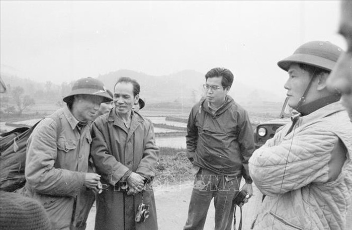 Phóng viên Isao Takano (đeo kính) của Báo Akahata - cơ quan ngôn luận của Đảng Cộng sản Nhật Bản đi đưa tin tại thị xã Lạng Sơn những ngày đầu của cuộc chiến đấu. Anh hy sinh vào trưa ngày 7/3/1979, tại đầu đường Quang Trung, phường Chi Lăng, thị xã Lạng Sơn. Ảnh: Minh Đạo/TTXVN