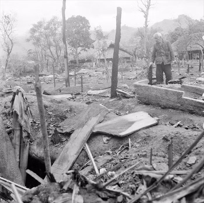 Nhà cửa của đồng bào bản Hạ, xã Phương Độ, huyện Vị Xuyên, tỉnh Hà Tuyên bị đạn pháo địch tàn phá. Ảnh: Minh Lộc/TTXVN