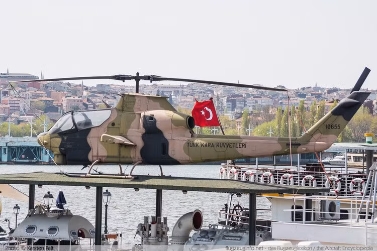 Dòng trực thăng AH-1W là thế hệ thứ hai của dòng trực thăng chiến đấu nổi tiếng AH-1 Cobra của Mỹ - từng tham chiến lần đầu tiên ở Việt Nam.