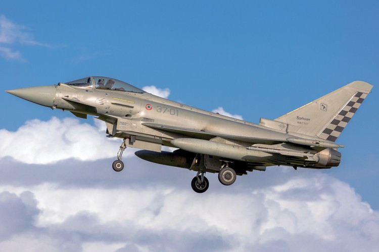 Ngoài ra EF-2000 Typhoon cũng nổi trội với kiểu thiết kế cánh tam giác kết hợp cánh mũi cung cấp khả năng linh hoạt cao, lực cản thấp và tăng lực nâng.