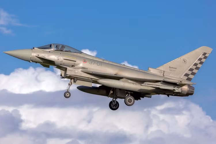 Ngoài ra EF-2000 Typhoon cũng nổi trội với kiểu thiết kế cánh tam giác kết hợp cánh mũi cung cấp khả năng linh hoạt cao, lực cản thấp và tăng lực nâng.