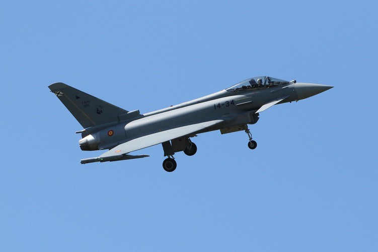 Có được điều này là do Typhoon được chế tạo từ: vật liệu tổng hợp sợi các bon, nhôm lithi, titan… giúp máy bay có khả năng bán tàng hình.