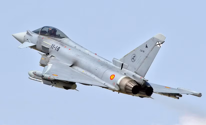 Do EF-2000 Typhoon mang nhiều vũ khí bên ngoài thân nên công nghệ tàng hình của nó không được tiên tiến như các mẫu máy bay chiến đấu thế hệ 5.