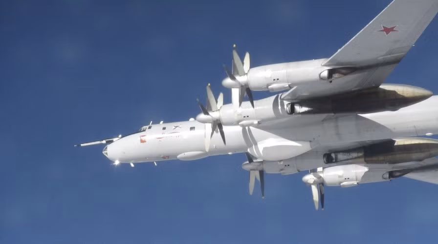 Đáng chú ý là biên đội Tu-142 được bảo vệ bởi tiêm kích đánh chặn tầm xa MiG-31, chúng bay trong không phận quốc tế phía Nam của khu vực gọi là "khoảng trống GIUK" (Greenland - Iceland - Anh).