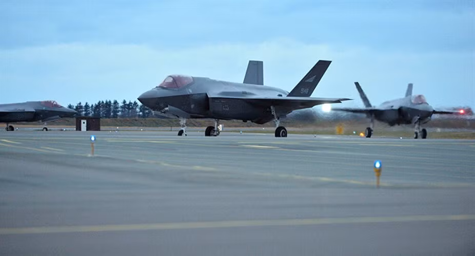 Chiếc F-35 đầu tiên của không quân Na Uy đã được bàn giao tại một buổi lễ tổ chức vào ngày 22/9/2015 tại căn cứ Fort Worth, bang Texas. Ba chiếc F-35A đầu tiên hạ cánh xuống căn cứ Erland vào ngày 3/11/2017.