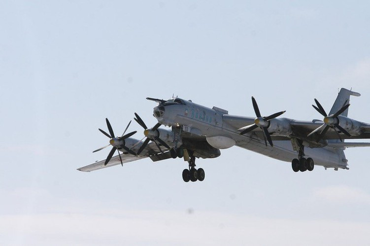 Tu-142 có trọng lượng cất cánh 190 tấn, nhờ trang bị những động cơ cực khỏe nên nó có thể bay với tốc độ 735 km/giờ.