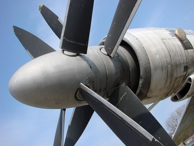 Trần bay của Tu-142 là 12.000-13.000m, bán kính chiến đấu 5.200 km.