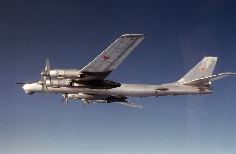 Tu-142 có thể thực hiện các nhiệm vụ thám hiểm đại dương đường dài, hoạt động tìm kiếm cứu hộ, theo dõi tàu ngầm hạt nhân đối phương.