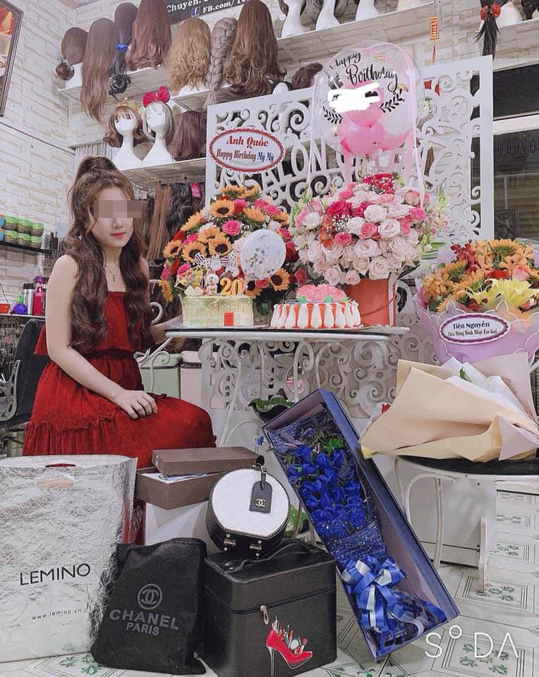 Trên đường chạy xe máy từ Đồng Nai về Cần Thơ, Châu ghé cửa hàng mua thuốc trừ sâu. Khi điều khiển ôtô đến khu dân cư vắng người ở huyện Vĩnh Thạnh, Châu uống thuốc trừ sâu tự vẫn.