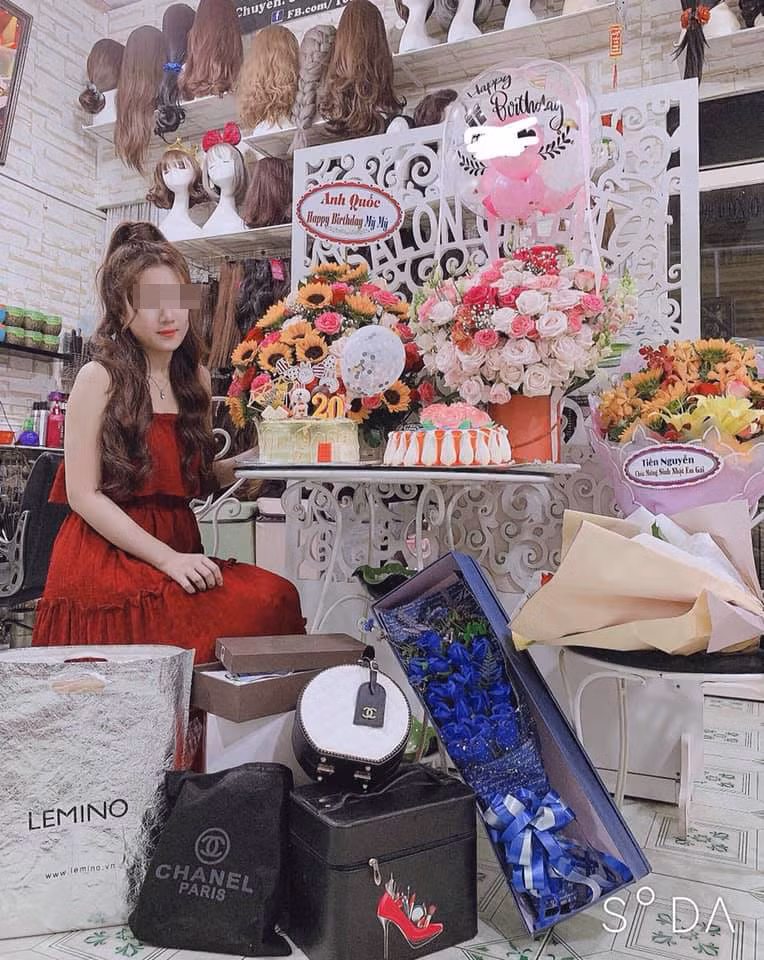 Trên đường chạy xe máy từ Đồng Nai về Cần Thơ, Châu ghé cửa hàng mua thuốc trừ sâu. Khi điều khiển ôtô đến khu dân cư vắng người ở huyện Vĩnh Thạnh, Châu uống thuốc trừ sâu tự vẫn.