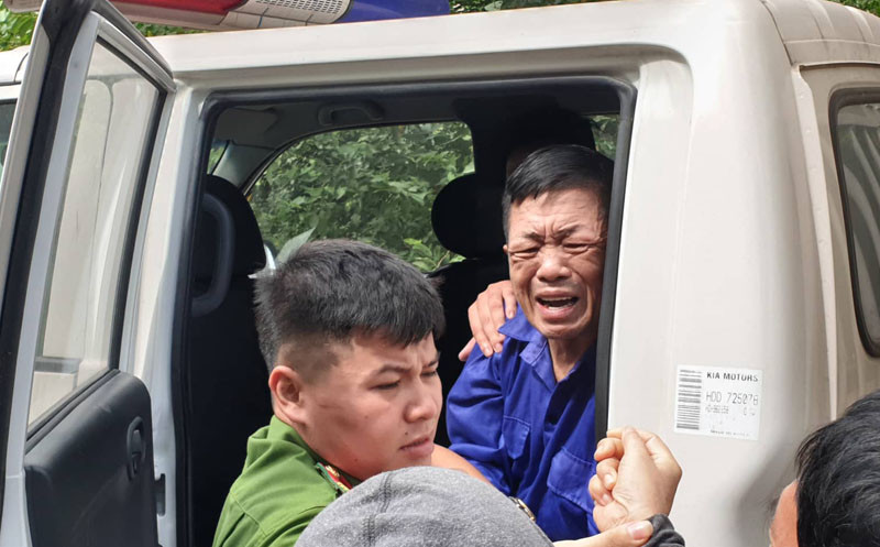 Tên tuổi của trùm bảo kê Hưng "kính" còn nổi danh tại chợ này bởi những đòn bẩn như huy động tiểu thương thu gom cá thối, sau đó Hưng sai đàn em vứt cá thối đầy trước cửa ki ốt nào là Hưng “ngứa mắt” muốn triệt đường làm ăn.