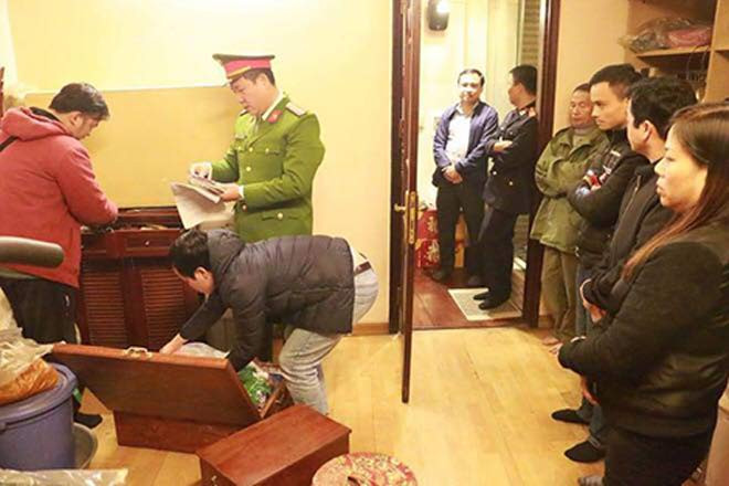 Theo quy định chợ Long Biên, tiểu thương vào cổng chợ chỉ mất 15 – 60 đồng/lượt xe chở hoa quả, xe nào vào trước thì đỗ trước. Nhưng trên thực tế, dưới bàn tay “giang hồ” của Hưng "kính" và đàn em, các tiểu thương tốn từ 200 – 350 nghìn đồng/lượt xe. Tiểu thương nào không đồng tình chỉ còn nước ôm đống hoa quả thối mà khóc.