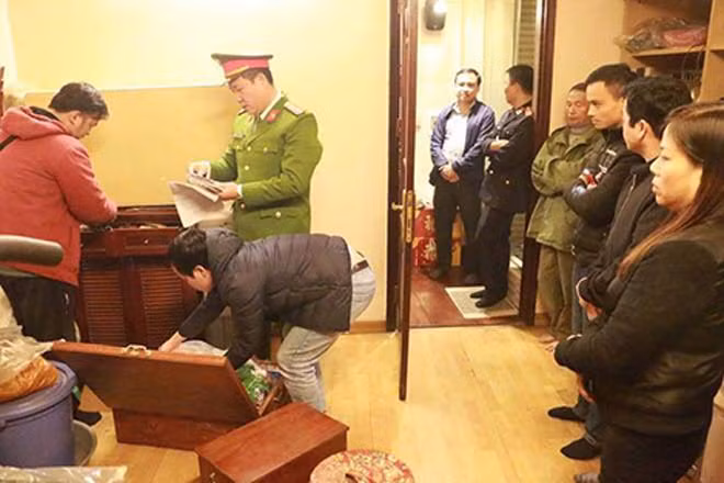 Theo quy định chợ Long Biên, tiểu thương vào cổng chợ chỉ mất 15 – 60 đồng/lượt xe chở hoa quả, xe nào vào trước thì đỗ trước. Nhưng trên thực tế, dưới bàn tay “giang hồ” của Hưng "kính" và đàn em, các tiểu thương tốn từ 200 – 350 nghìn đồng/lượt xe. Tiểu thương nào không đồng tình chỉ còn nước ôm đống hoa quả thối mà khóc.