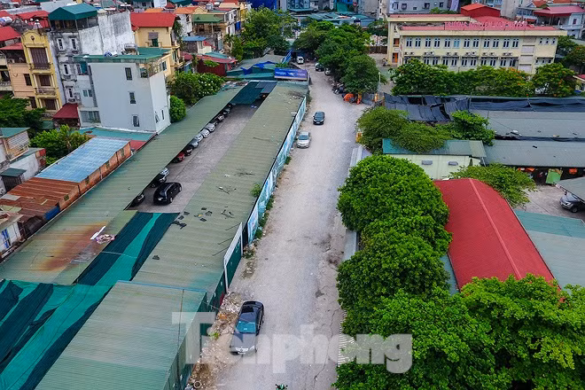 Quy mô đầu tư gồm 2 đoạn: Đoạn 1 (từ điểm đầu tuyến đến ranh giới phía Tây Nam khu đất Lãng sự quán Nga) bề rộng mặt cắt ngang gồm lòng đường rộng 15m, vỉa hè 2x7,5m. Đoạn 2 (dọc theo ranh giới phía Tây khu đất lãnh sự quán Nga): bề rộng mặt cắt ngang 28,3-30m gồm lòng đường rộng 15m, vỉa hè phía Tây rộng 7,5m, vỉa hè phía Đông rộng từ 5,8 đến 7,5m.