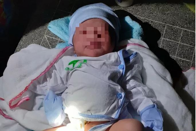 Vua sinh xong, san phu da bo roi con