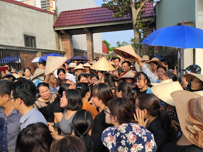 Trước đó, báo như Kiến Thức đưa tin, ngày 7/8, Cơ quan Cảnh sát điều tra Công an quận Cầu Giấy đã ra quyết định khởi tố vụ án “Vô ý làm chết người” để điều tra vụ việc bé L.H.L bị tử vong khi bị bỏ quên trên xe đưa đón