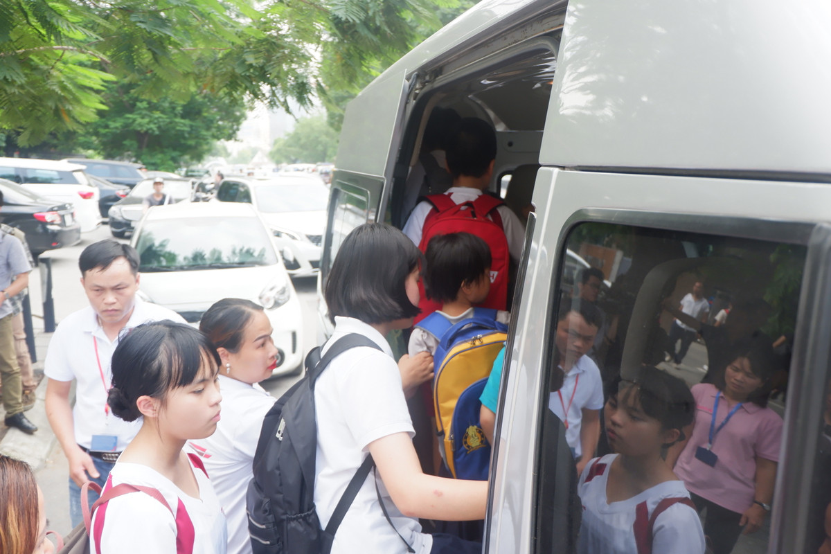 Hai bàn tay sẫm màu, mặt trước bên khuỷu tay phải có vết thủng da, rạn nứt đường kính 0,1 cm. Vùng thái dương bên phải cách sau đốt ngón tay 1,5 cm có một số vết xây xước da nông kích thước 1x0,5 cm. Hai bên thái dương và xương hộp sọ không tổn thương, không có máu đọng trong não, không có tổn thương não