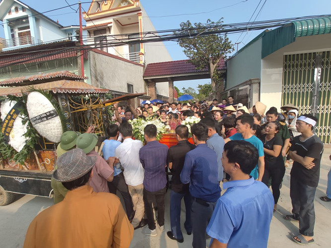 Cùng ngày, Sở GTVT Hà Nội cho biết, ôtô 16 chỗ mang BKS 29B - 069.56 chủ nhân đứng tên đăng ký là ông Doãn Quý Phiến (SN 1966) là nhân viên lái xe hợp đồng với Công ty TNHH Vận tải Ngân Hà chở bé trai tử vong chưa được cấp giấy phép về kinh doanh vận tải và phù hiệu xe.