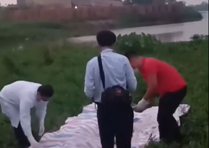 Thi the lap lo noi tren song, hoang hon khi phat hien cu ba 72 tuoi