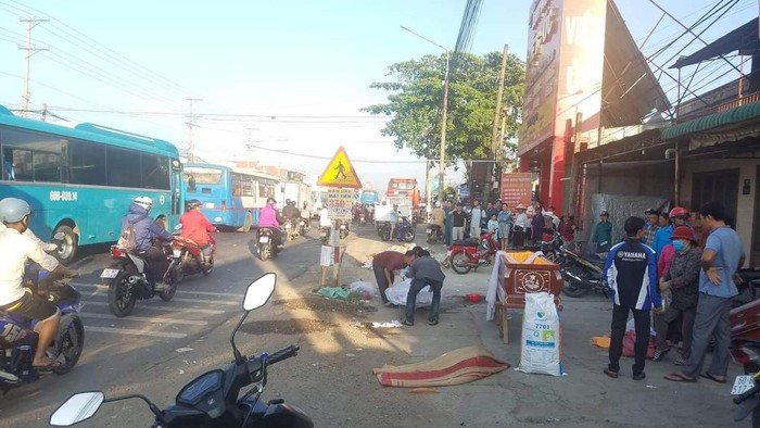 Tai nạn khiến anh Đỗ Văn Em ngã xuống đường bị chiếc xe khách kéo lê hàng chục mét, hậu quả khiến nạn nhân chết tại chỗ, còn chiếc xe máy hư hỏng. Sau tai nạn, người của nhà xe Phương Trang lấy giấy che biển số lại rồi rời khỏi hiện trường.